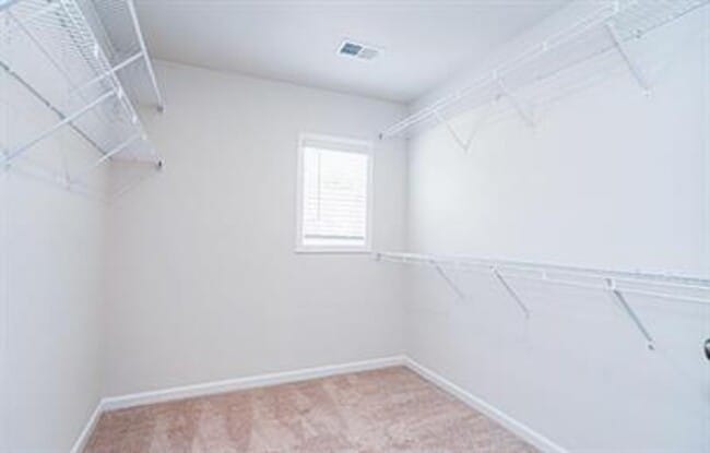 Building Photo - Spacious 3/2 Available On October 1st!