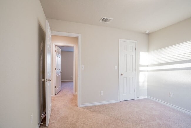 Building Photo - 1348 Eagle Ray St