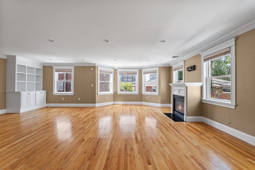 Building Photo - 212 W 9th St