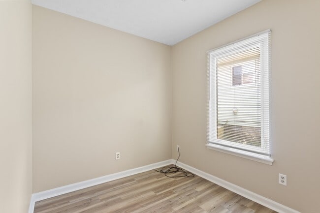 Building Photo - 113 Maplewood St