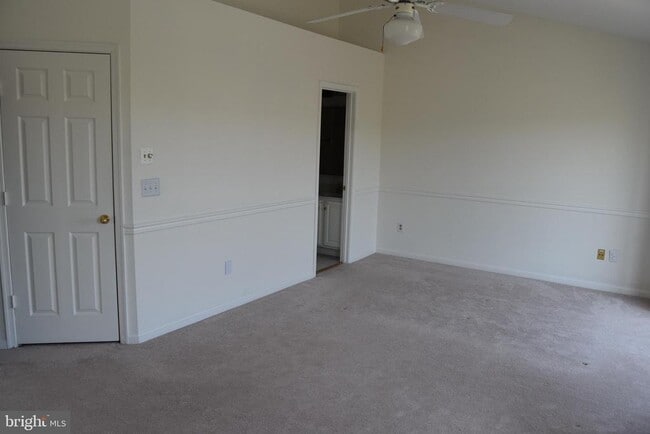 Building Photo - 44037 Kings Arms Square