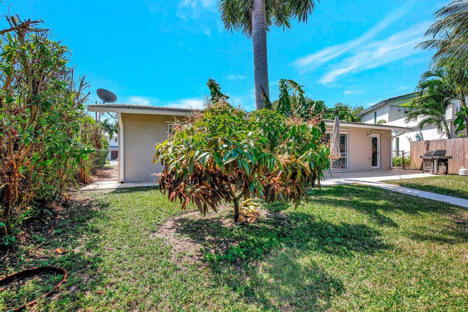 Building Photo - 1733 SW 5th Ct
