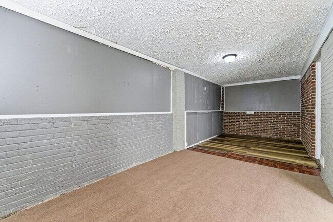 Building Photo - 1961 Valley Ridge Dr SW