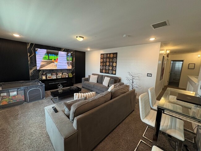 Building Photo - FAR EASTSIDE HOME FOR RENT
