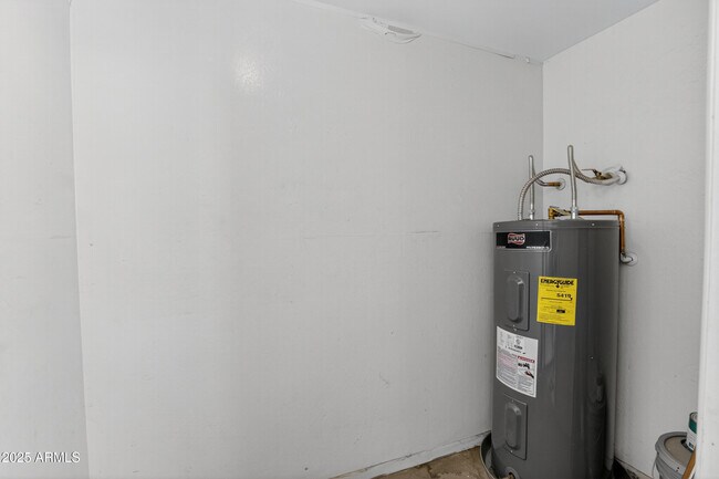 Building Photo - 930 N Mesa Dr