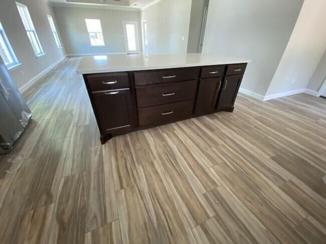 Building Photo - 3 Bedroom Brick Home with Modern Finishes!