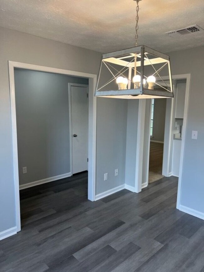 Building Photo - AVAILABLE NOW! Lawn Service is INCLUDED in Lease!