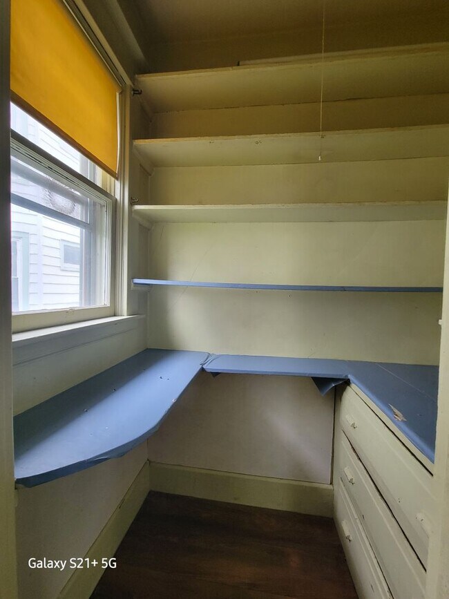Building Photo - Spacious 3/4 bedroom on a quiet Street
