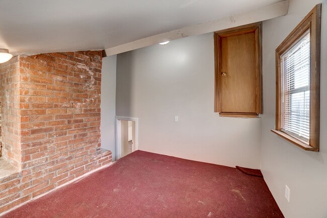 Building Photo - 4 Bed | 2 Bath in Midtown!