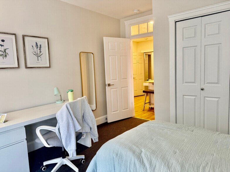 Building Photo - 845 Beacon St