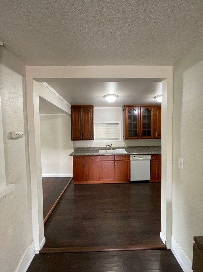 Building Photo - 2bdrm, 2 bath, located just minutes from d...