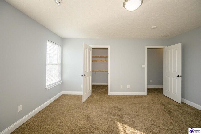 Building Photo - 611 Flushing Meadows Dr