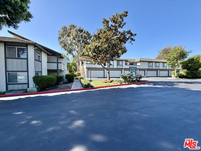 Building Photo - 1348 E Hillcrest Dr