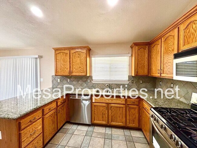 Building Photo - 15601 Sultana St