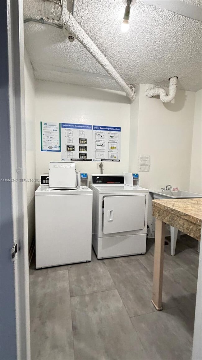 Building Photo - 20100 W Country Club Dr