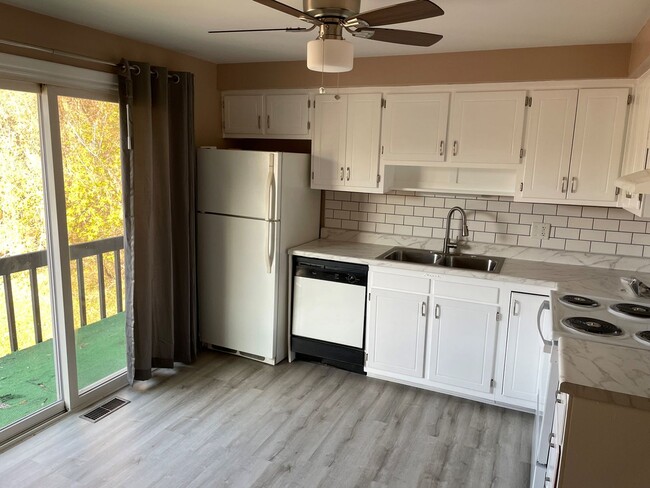 Building Photo - 910 SqFt 2 Bedroom Apartment