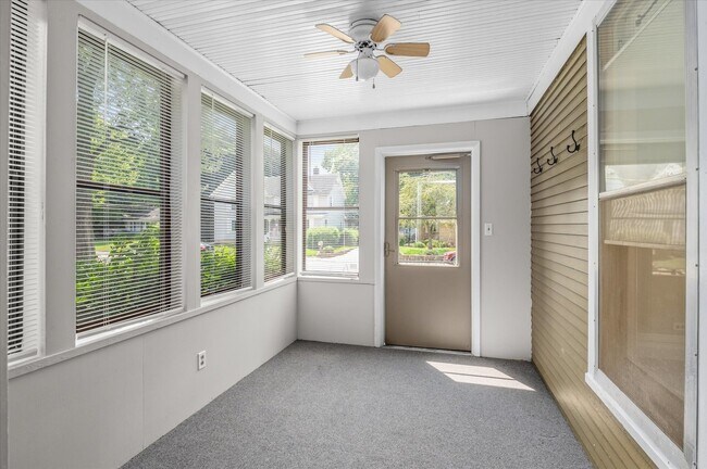 Building Photo - 145 Maple St