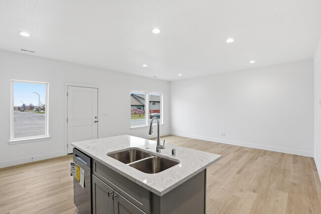 Building Photo - 631 Creative Way