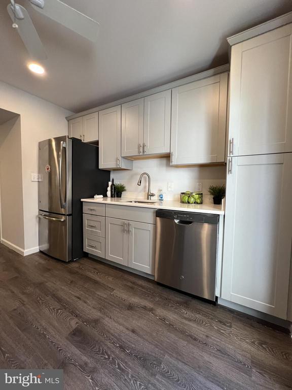 Building Photo - 324 S Castle St