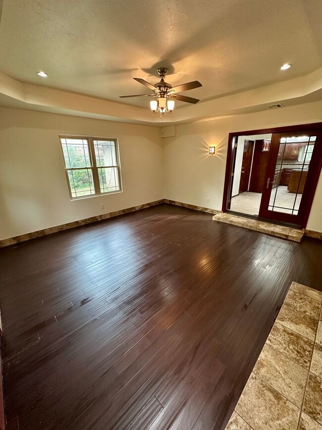 Building Photo - Immaculate major remodeled executive home in West Norman