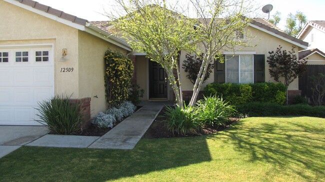 Building Photo - Home in Northwest Bakersfield with Solar