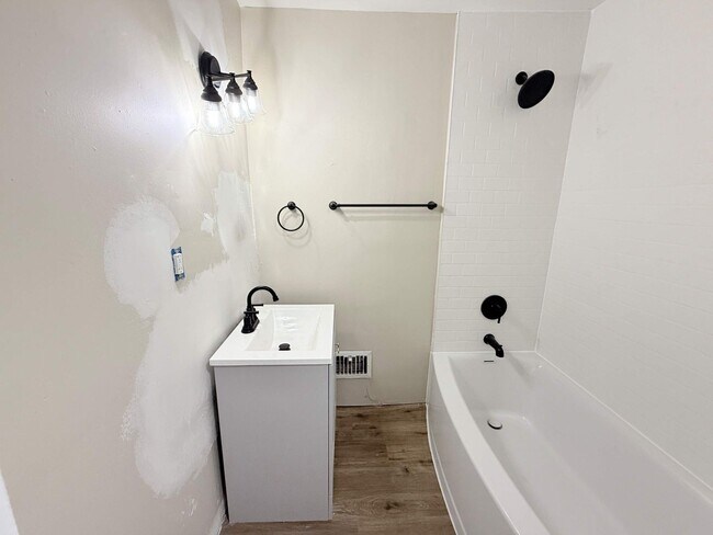 Building Photo - Renovated 2-Bedroom Home – We Welcome Sect...