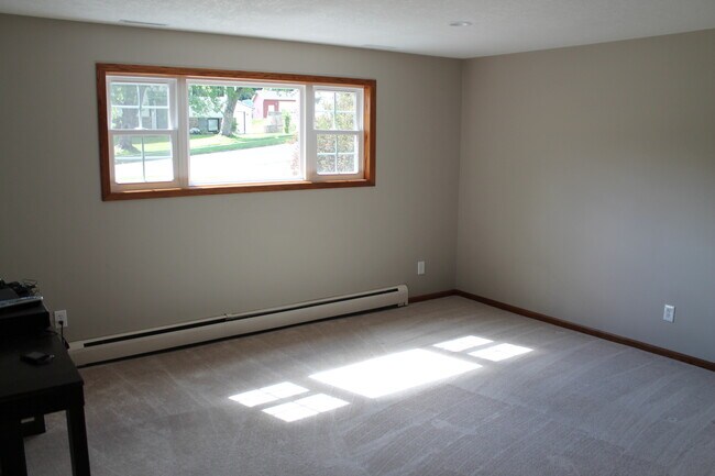 Building Photo - Avail May 1st. SW Rochester 3 bedroom 2 bath home, giant 2 car garage