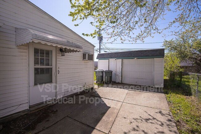 Building Photo - 374 E 232nd St