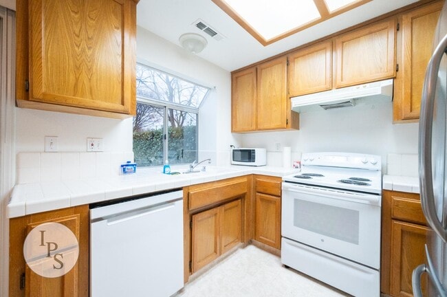 Building Photo - 2188 E Pinedale Ave