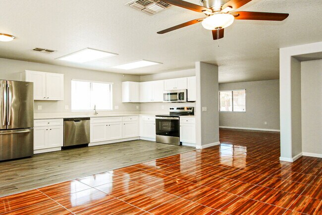 Building Photo - 5338 E Florian Ave