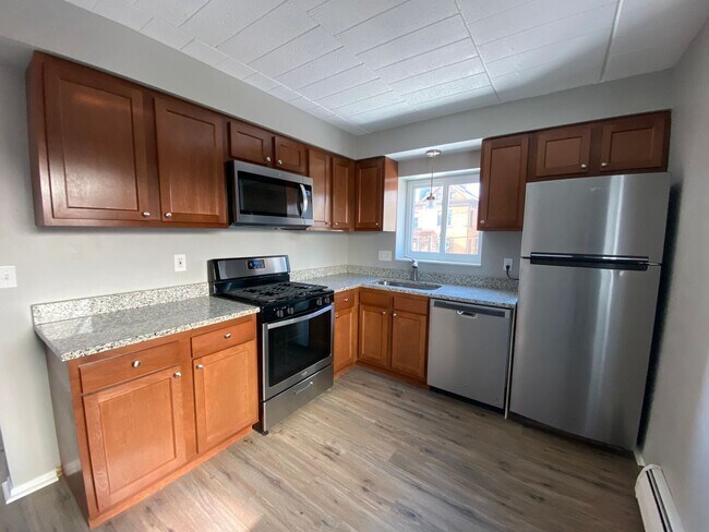 Building Photo - Renovated 2 Bedroom in Bellevue with Priva...