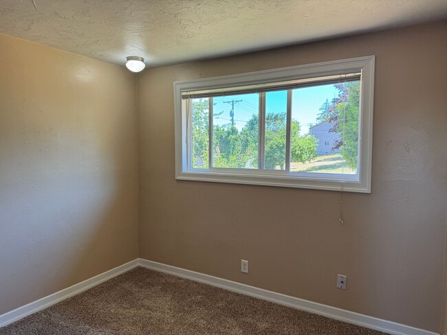 Building Photo - 2 bedroom 1.5 bath duplex in Thurston!