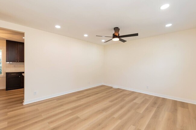 Building Photo - Three Bedroom Home!