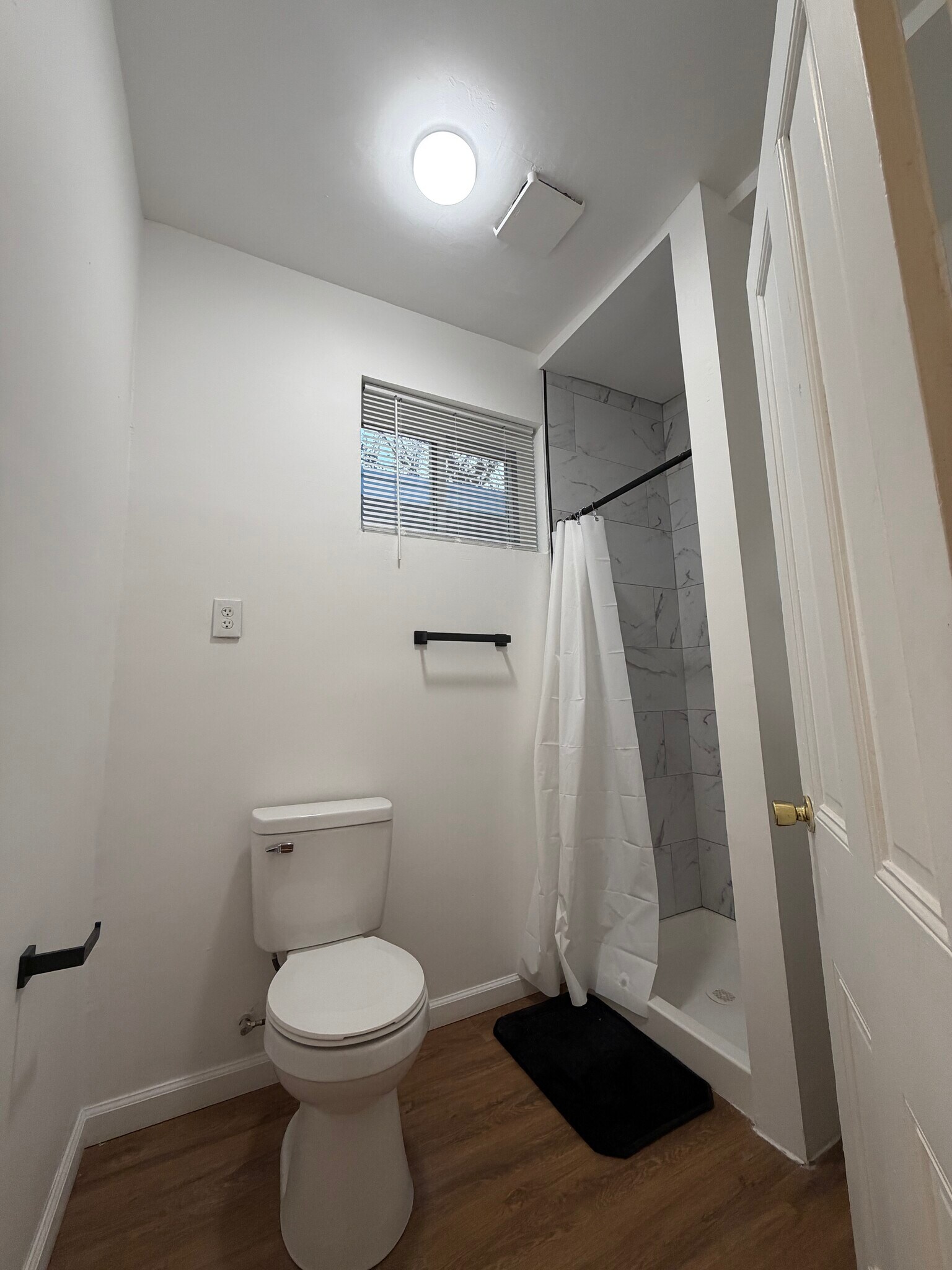 Full Bathroom - 1641 Edgley St