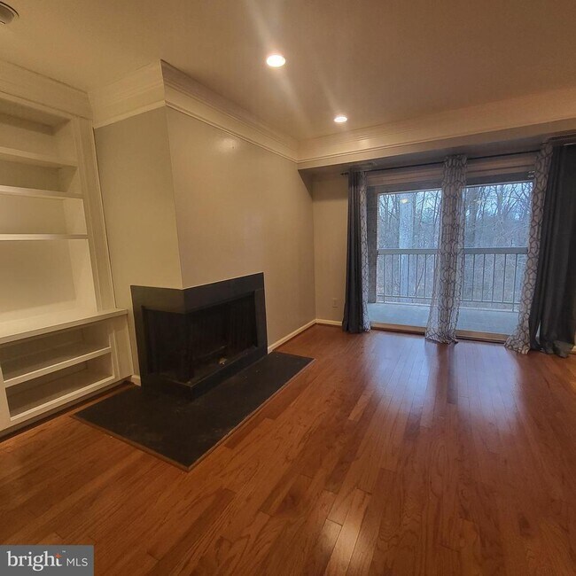 Building Photo - 5800 Cove Landing Rd