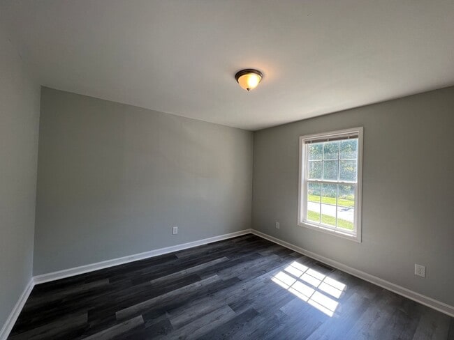 Building Photo - 2 Bedroom Duplex House with Yard