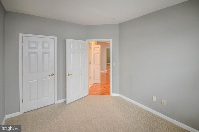 Building Photo - 4950 Brenman Park Dr