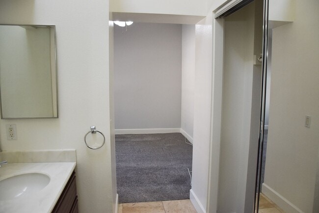 Building Photo - 8215 E White Oak Ridge