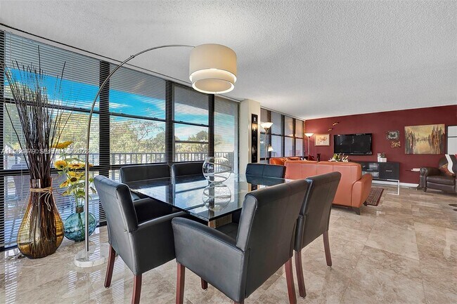 Building Photo - 1000 Parkview Dr