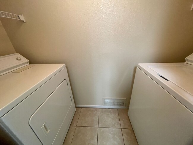 Building Photo - 1 bathroom condo located in the desirable ...