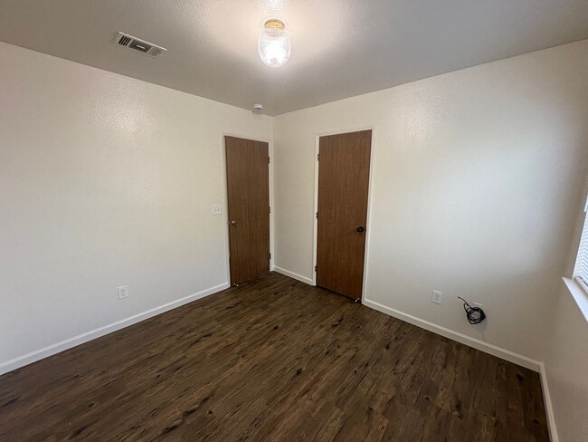 Building Photo - NW Visalia Home Rent Ready!