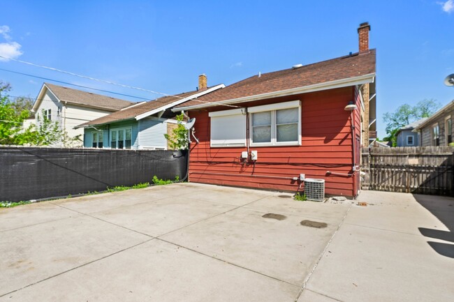 Building Photo - 27 E 101st Pl