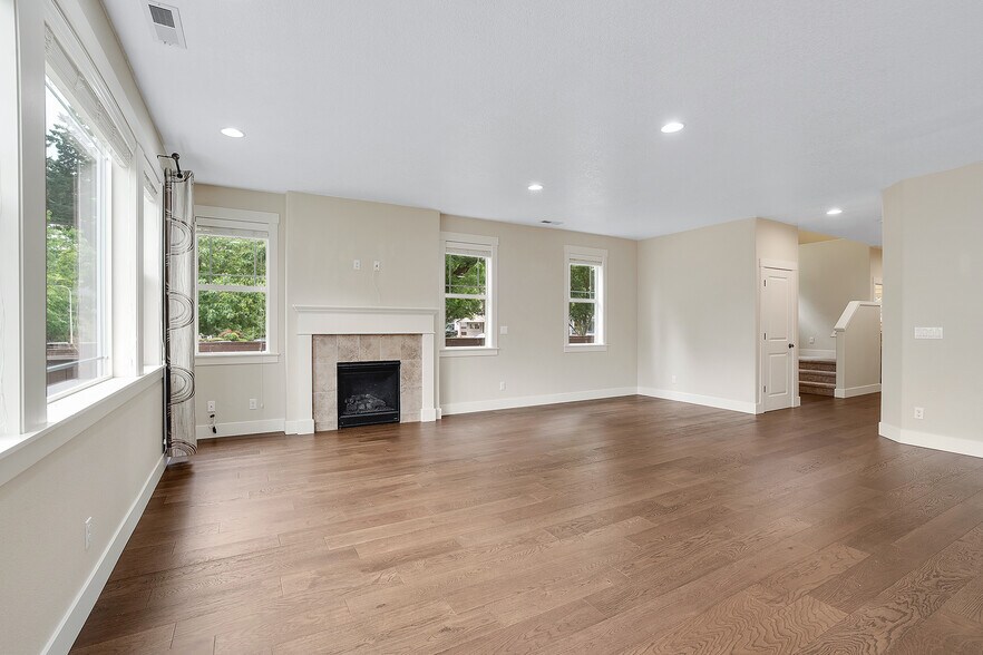 Building Photo - 28616 Greenway Dr