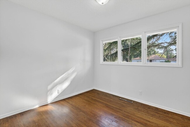 Building Photo - 4 bedroom: Single Level SE Portland Home