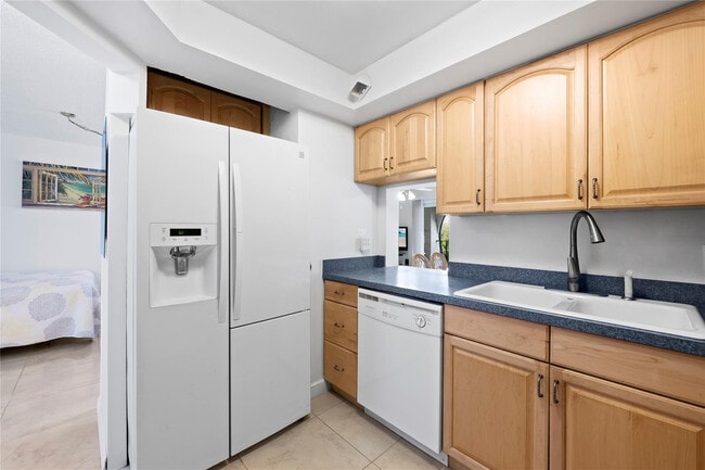 Building Photo - 3909 N Ocean Blvd