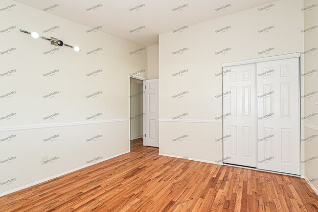 Building Photo - 585 Versailles Dr