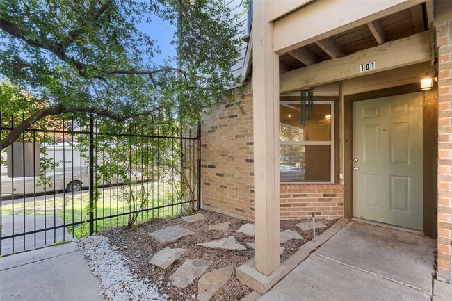 Building Photo - 5608 Cougar Dr