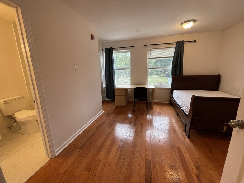 Building Photo - 3833 Baring St