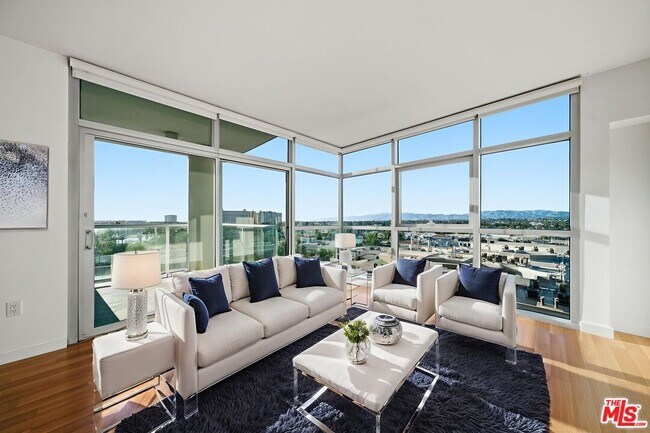 Building Photo - 13700 Marina Pointe Dr