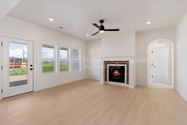 Building Photo - 837 E 3rd N